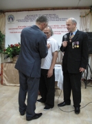 Đại diện hội cựu chiến binh Virtuti Militari Ba Lan trao tặng cho võ sư trưởng Nguyễn Ngọc Nội huân chương hữu nghị
